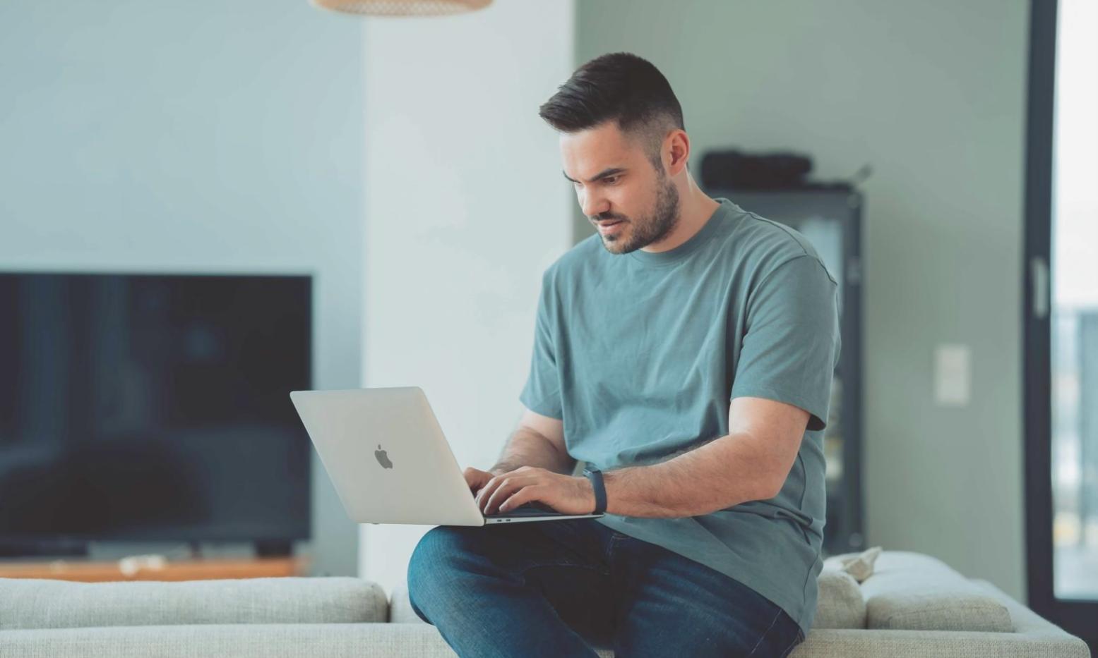 Geschäftsgespräch zwischen Berater und Kunde in modernem Büroumfeld