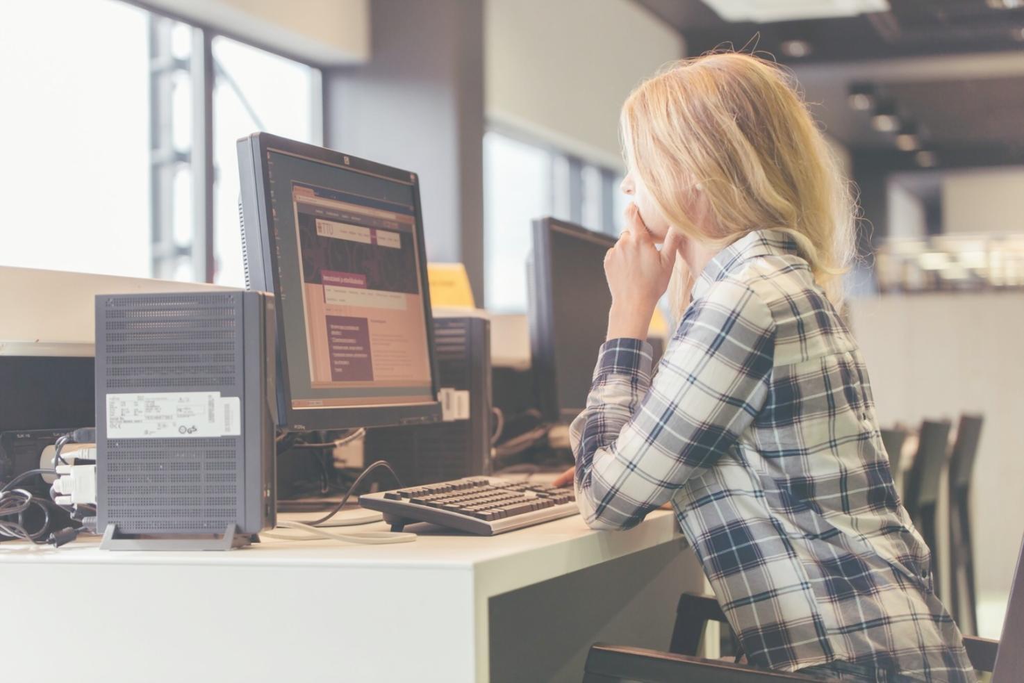 Workshop-Situation mit Flipchart und Teilnehmern