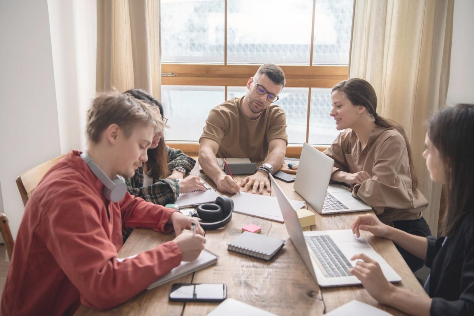 Beratungsgespräch am Konferenztisch