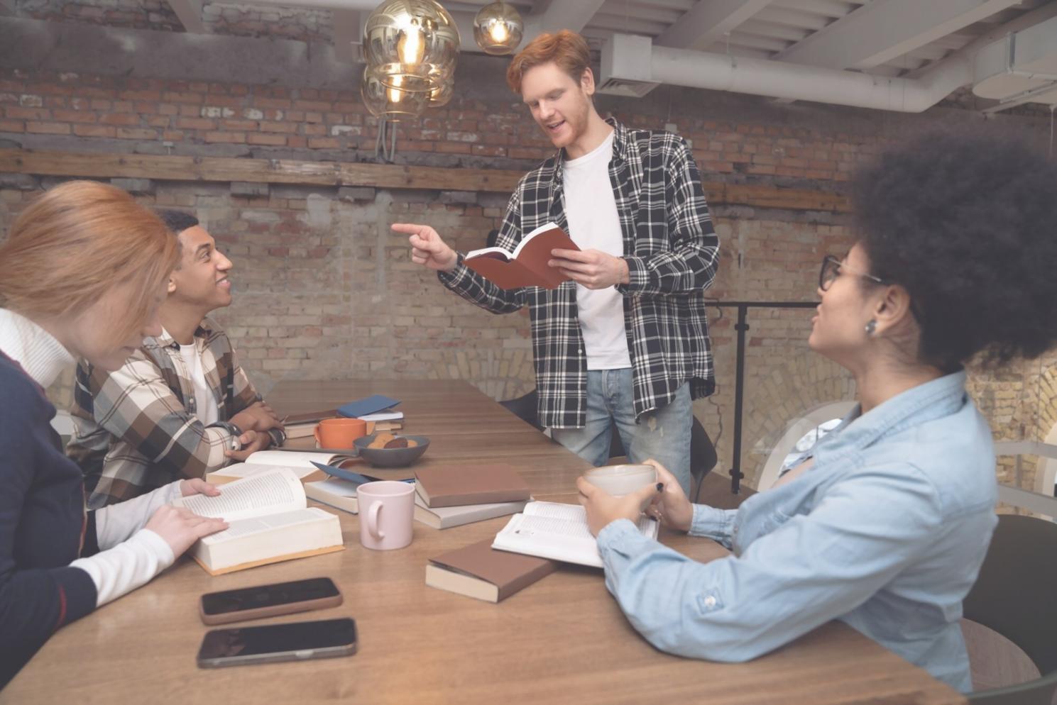 Strategische Planung mit Dokumenten und Laptop
